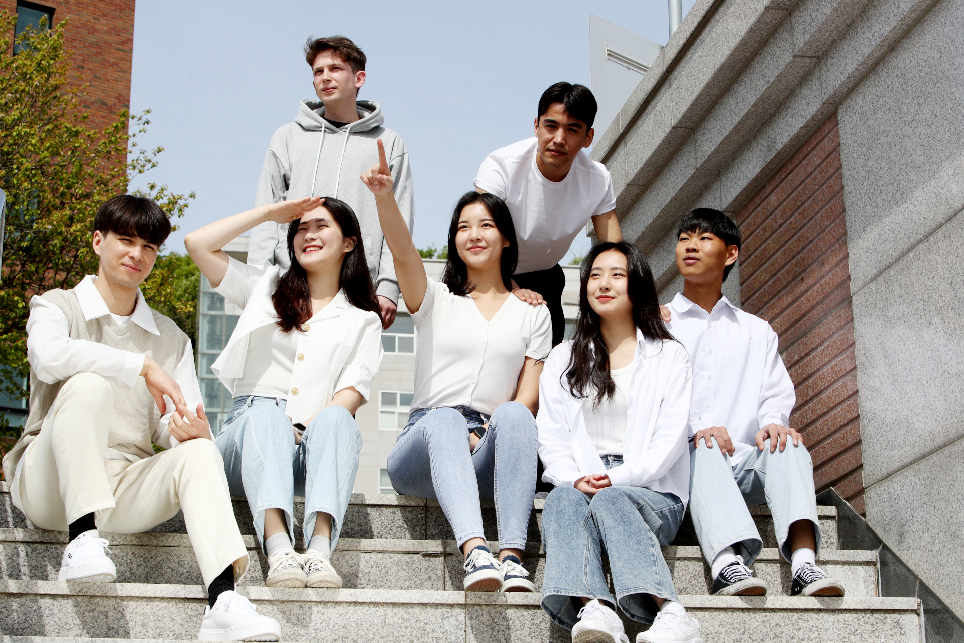 다같이 모여서 하늘을 보면서 사진을 찍은 모습이다