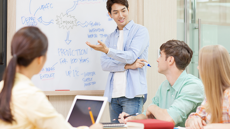 외국인 학생들과 토론을 하고 있는 학생들