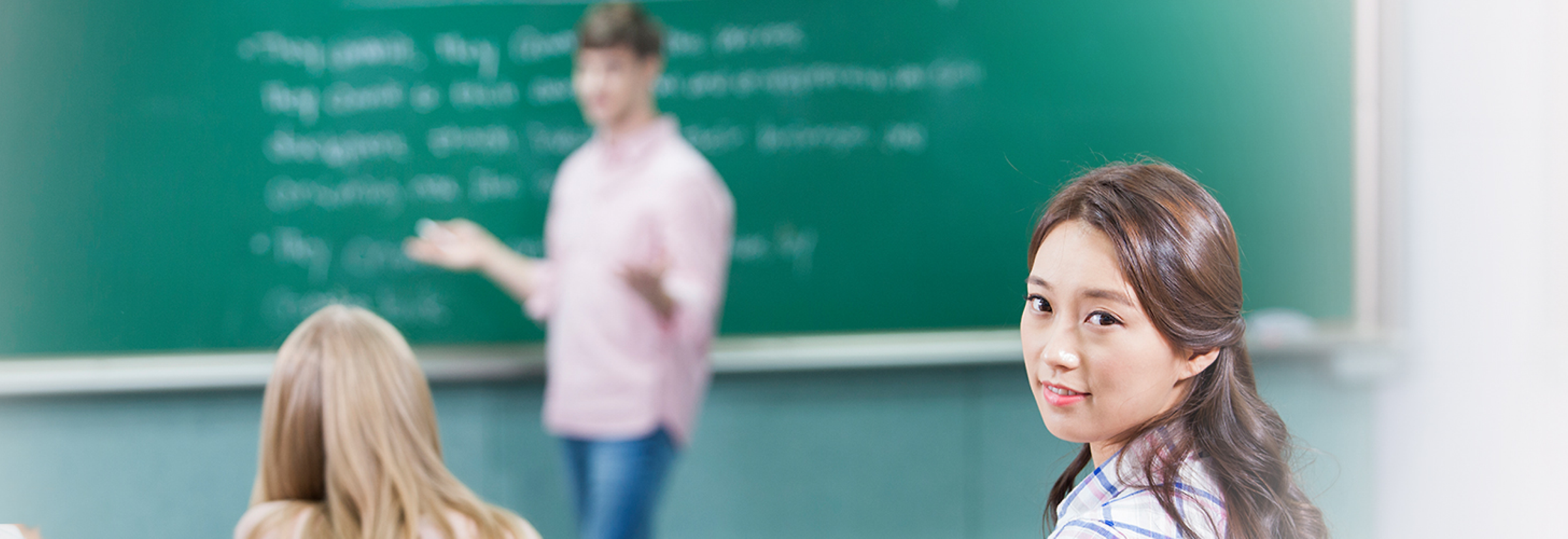 강의를 듣다 뒤를 돌아보는 여교수님