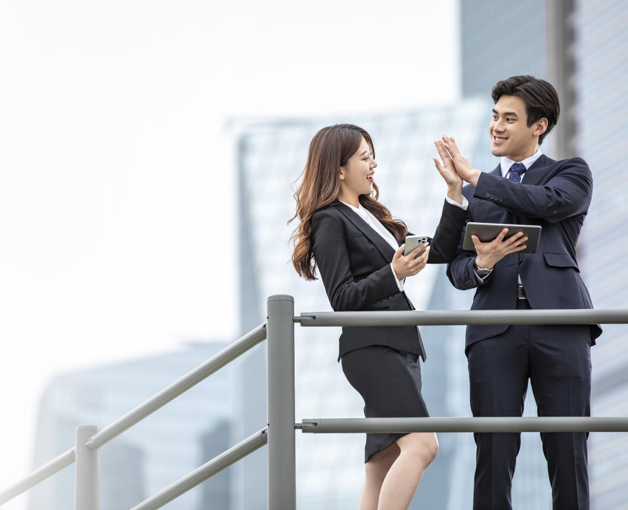 돌 계단에 앉아 노트북을 하면 웃는 남학생의 사진