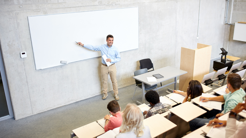강의가 이루어지는 강의실의 사진