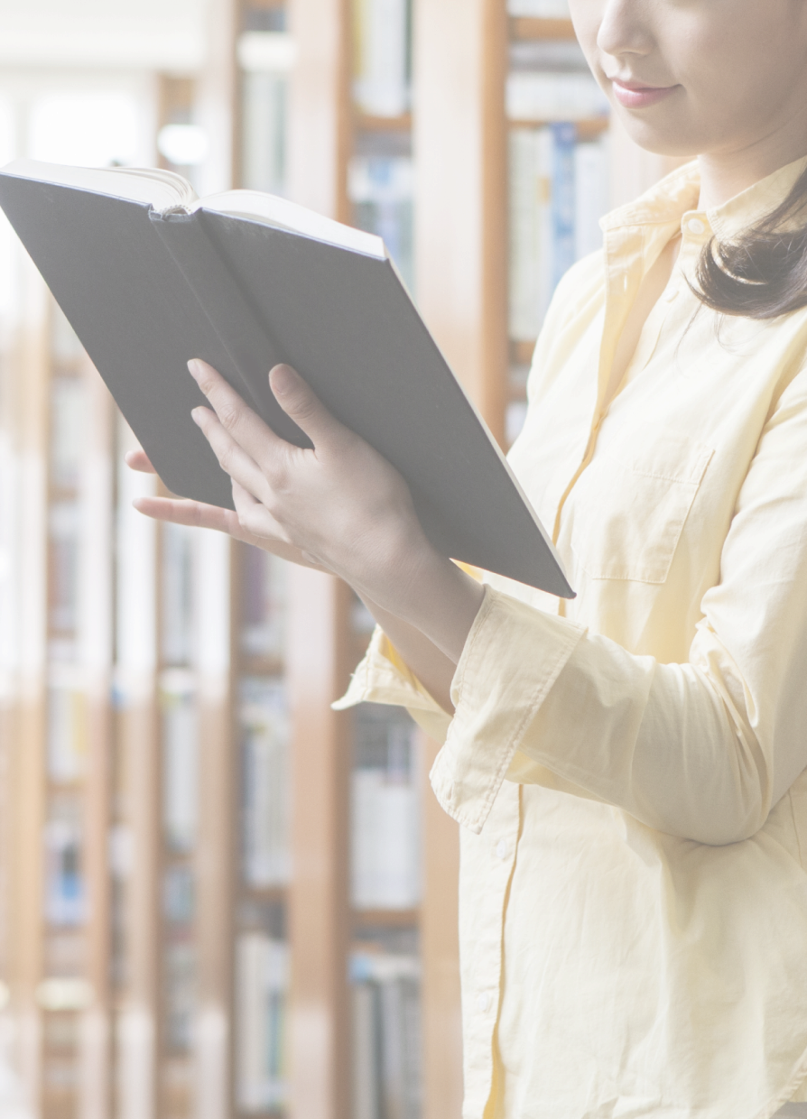 도서관에 서서 책을 읽는 사람 사진