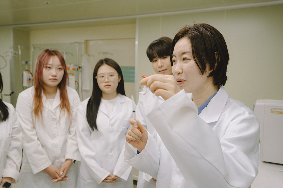 교수님의 주사 실습 설명 듣고 있는 사진