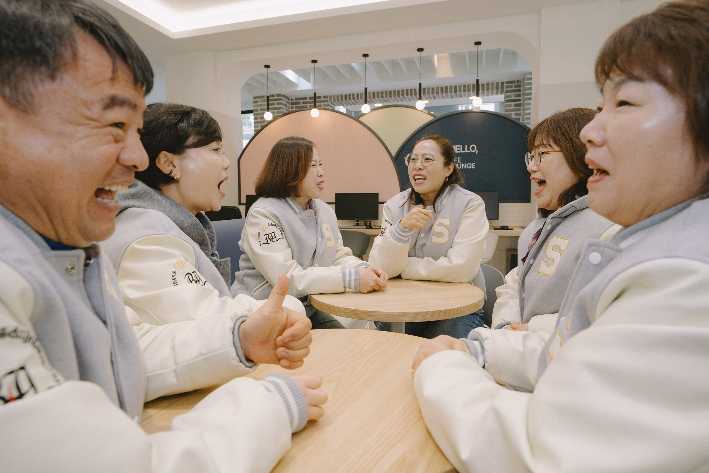 학생들이 대화를 하고 있다.