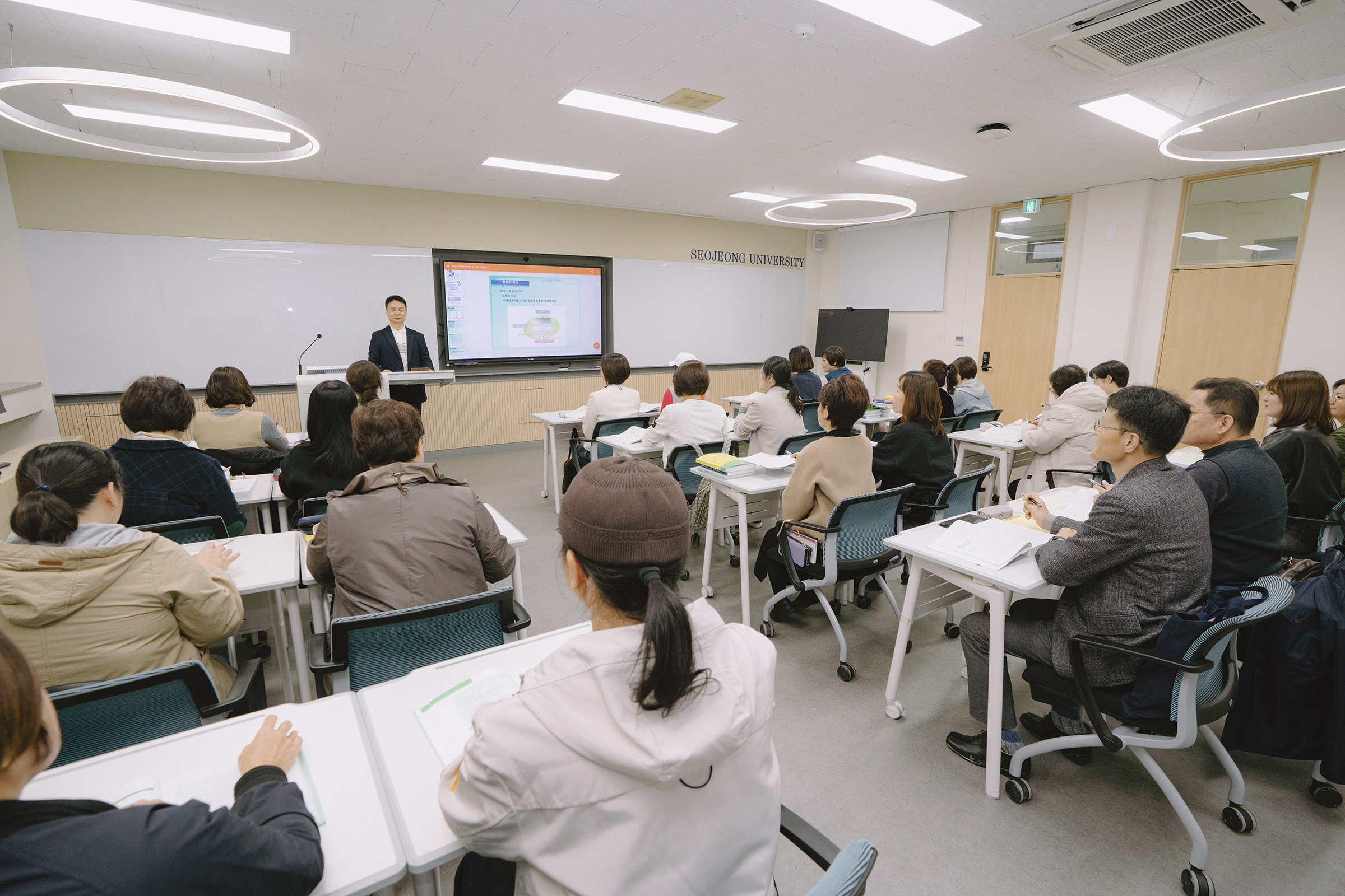 교수님의 강의를 학생들이 듣고 있다.