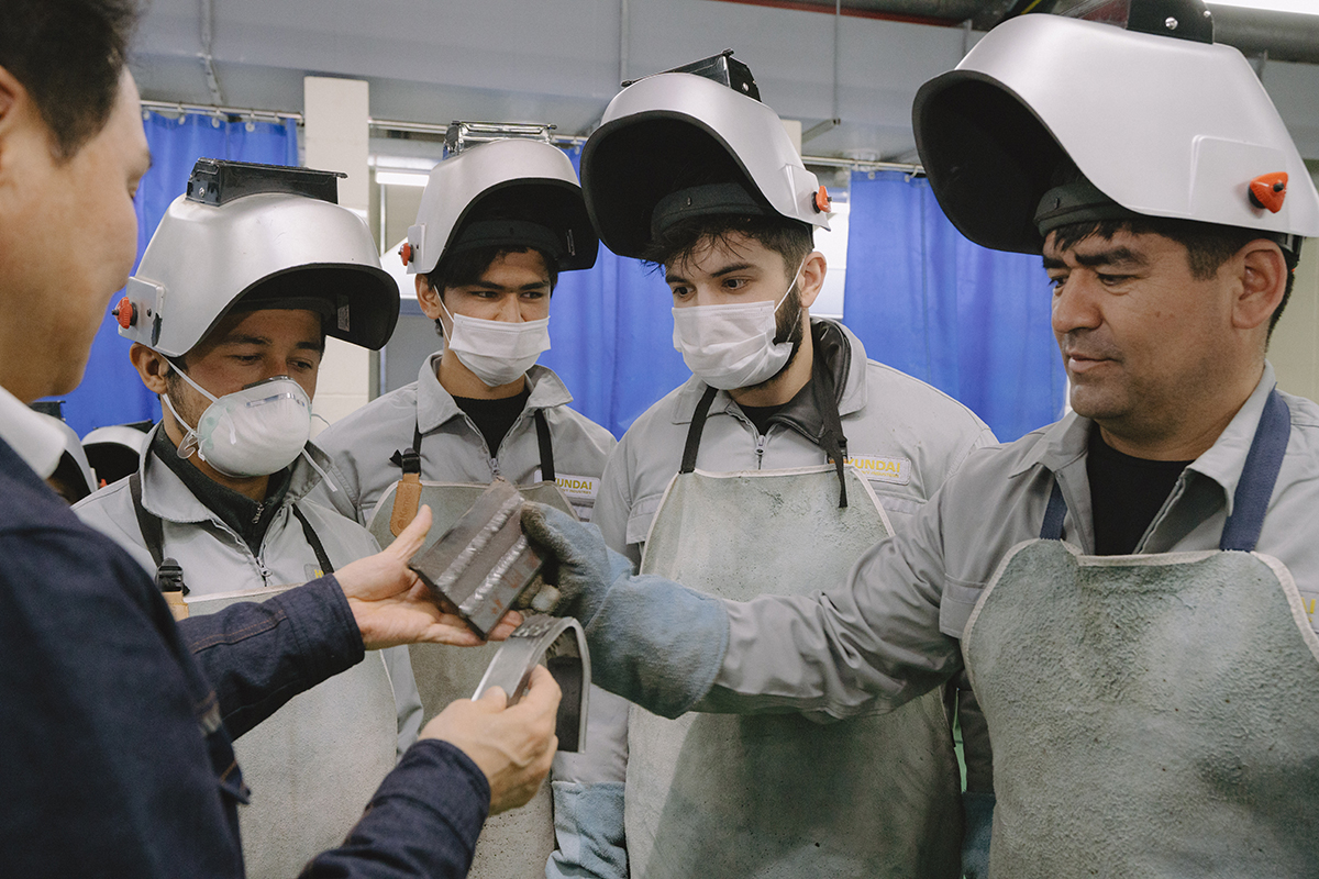 서정관 나무 앞에서 하트를 하면서 사진을 찍고있는 학생들과 교수님