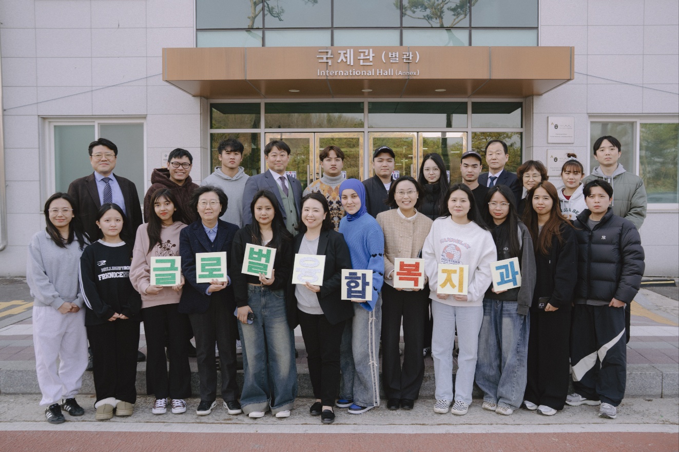 학과 학생들과 교수님이 국제관(별관) 앞에서 서있는 사진