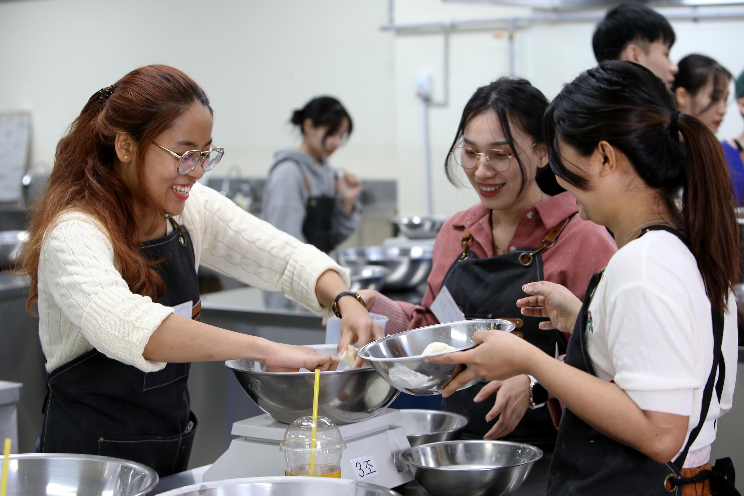 헤어 미용 수업 사진