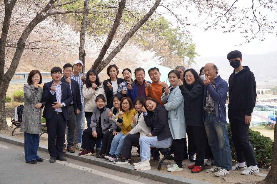 학생들이 강의실에서 수업을 듣는 사진