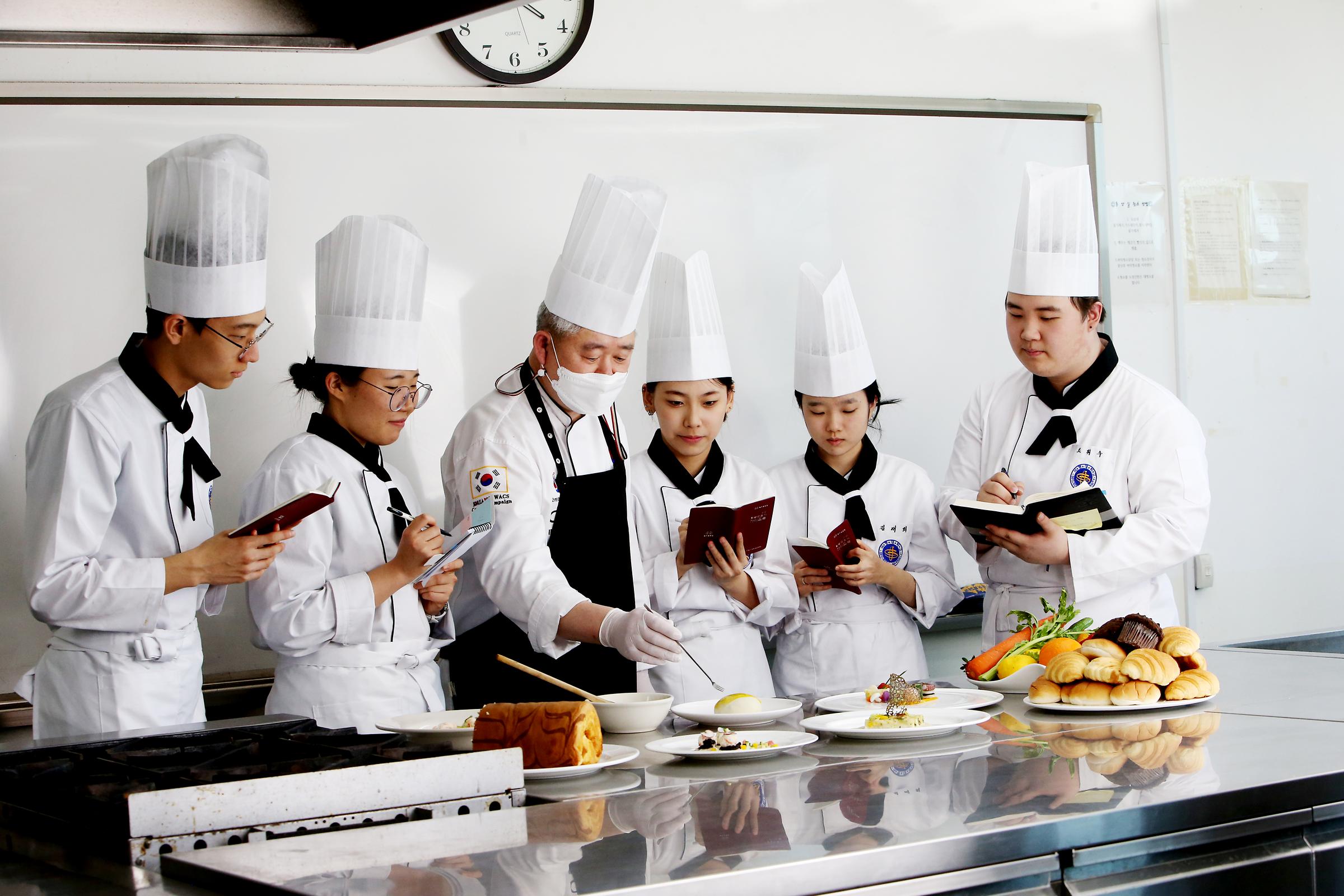 조리 수업을 듣는 학생들과 교수님의 사진