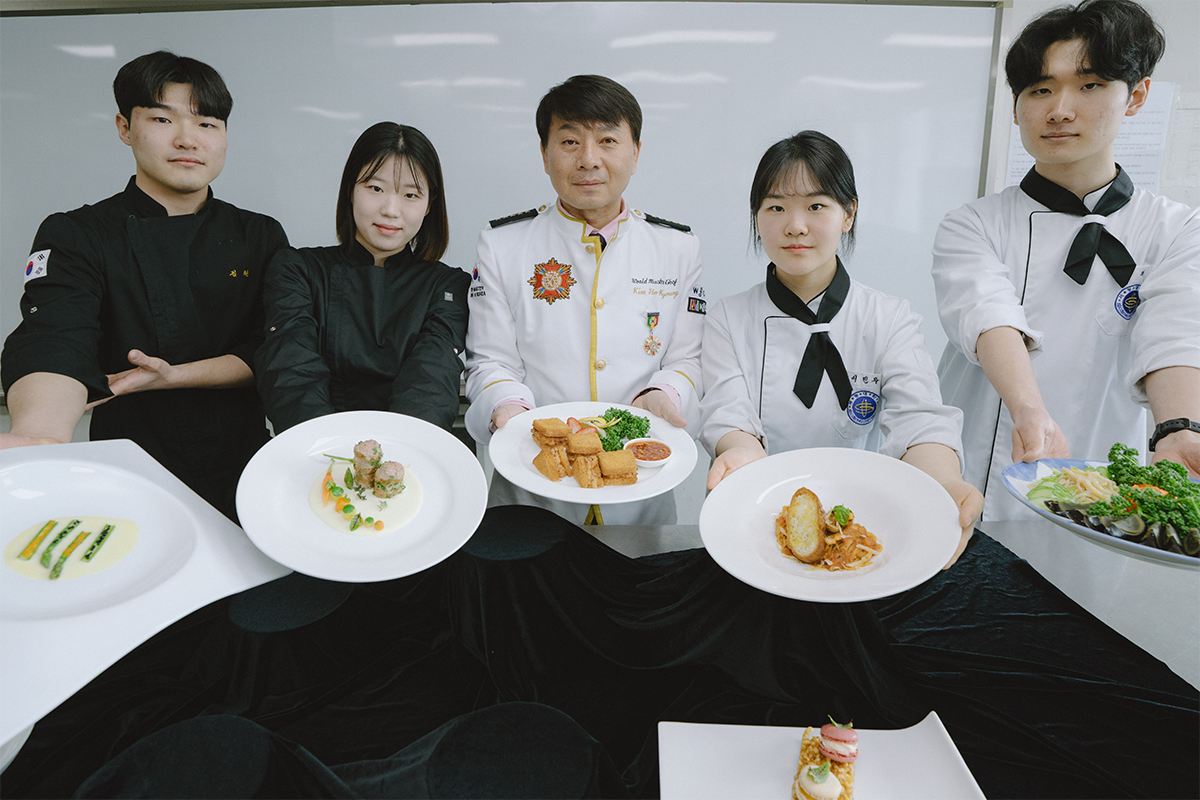 교수님과 학생들이 만든 음식과 함께 사진 찍는 모습