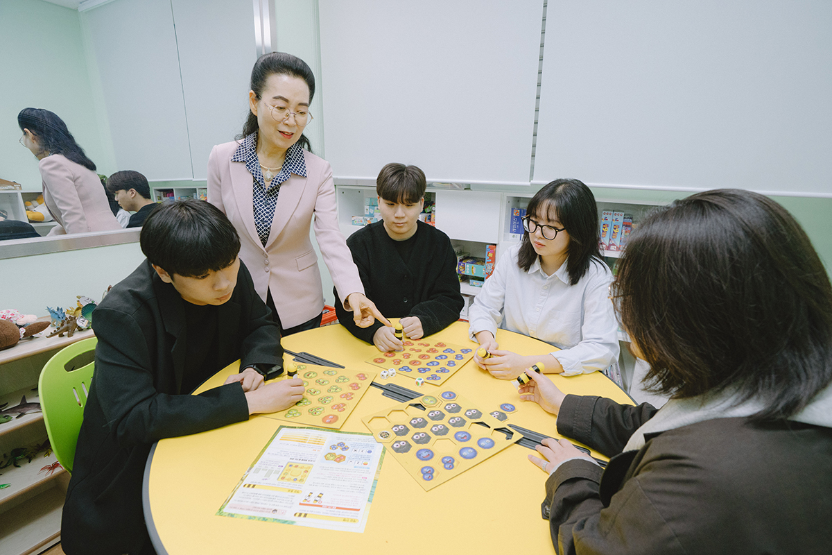 실습수업을 하는 교수님과 집중하는 학생들