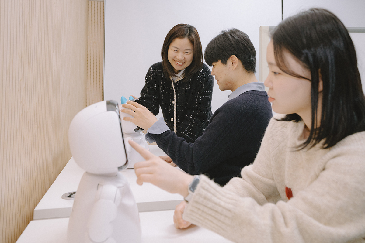 설치형 카메라 조작법을 설명하는 교수님과 집중하는 학생들