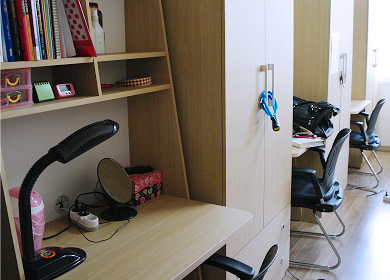 기숙사 내부 책상 사진