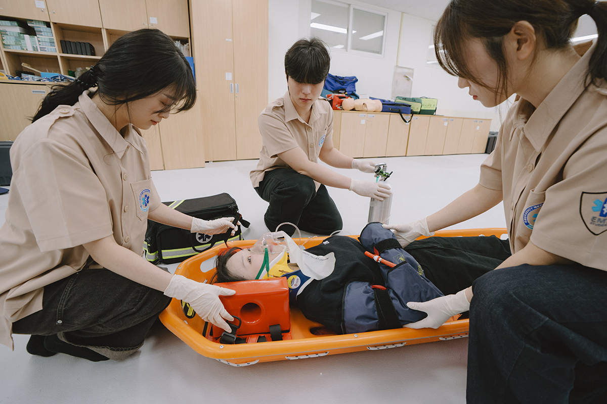 학생들이 응급구조 시뮬레이션을 하는 사진