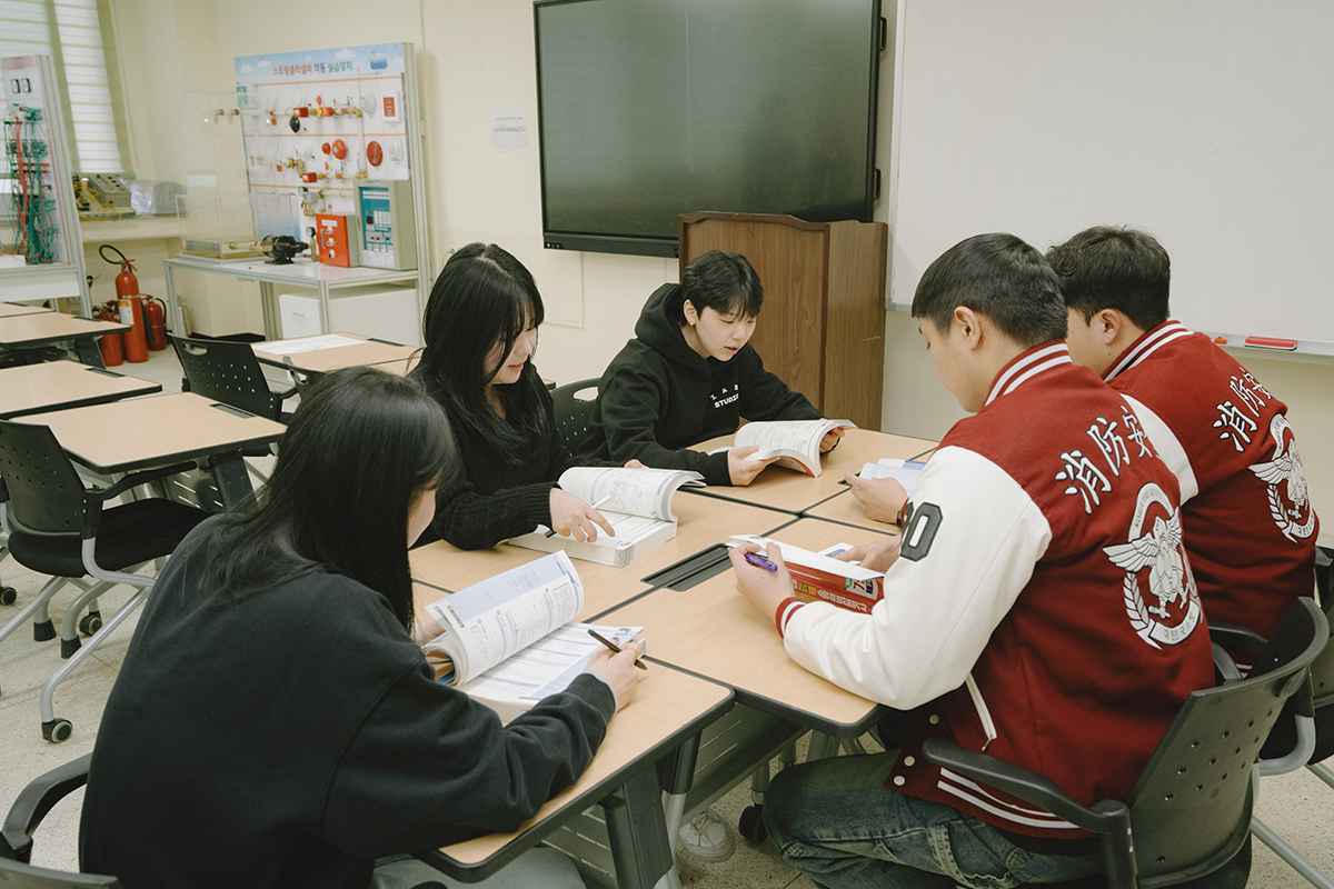 모여서 공부하고 있는 학생들