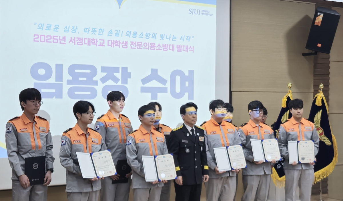 임용장 수여식에서 교수님과 단체 사진 찍는 학생들 사진2