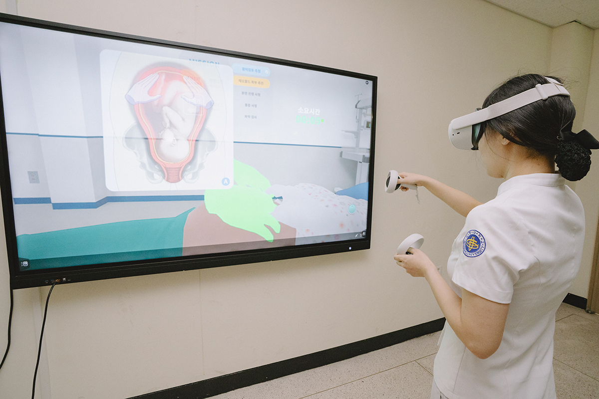 최첨단 시뮬레이션 실에서 3d 로 실습을 하고 있다.