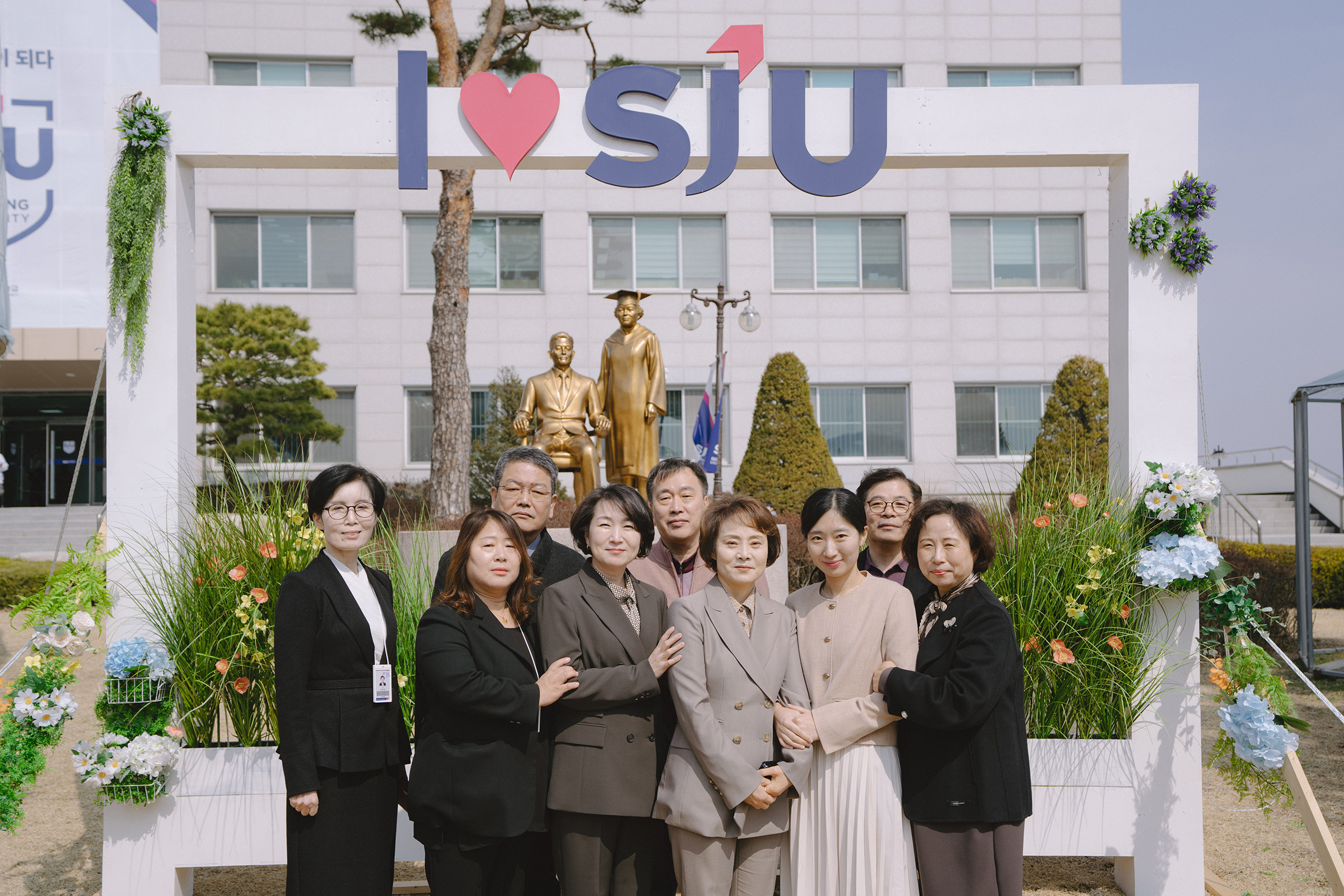 학교앞에서 단체 사진을 찍고 있다.