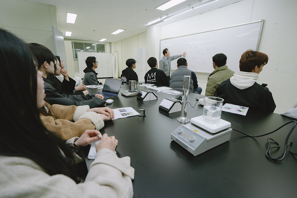 학생들이 실습실에서 교수님의 강의를 듣고있는 사진