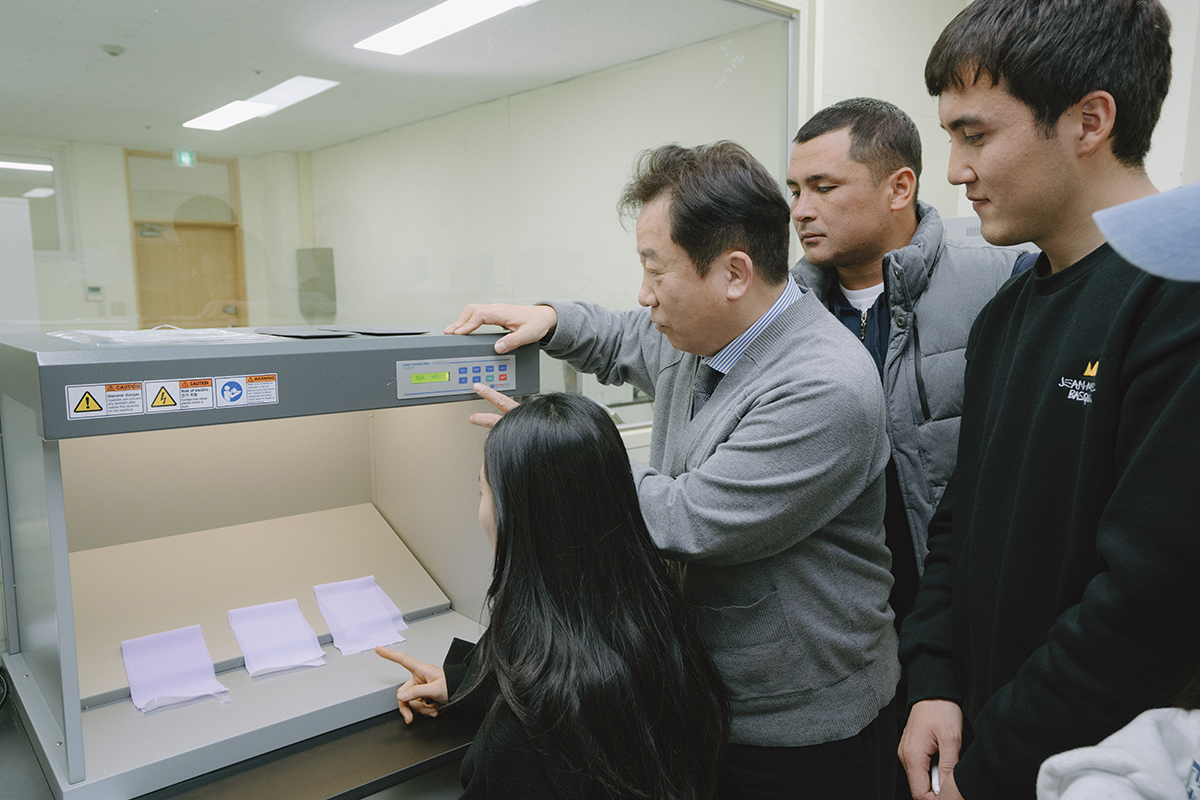 실습실에서 교수님의 설명을 듣고 있다.