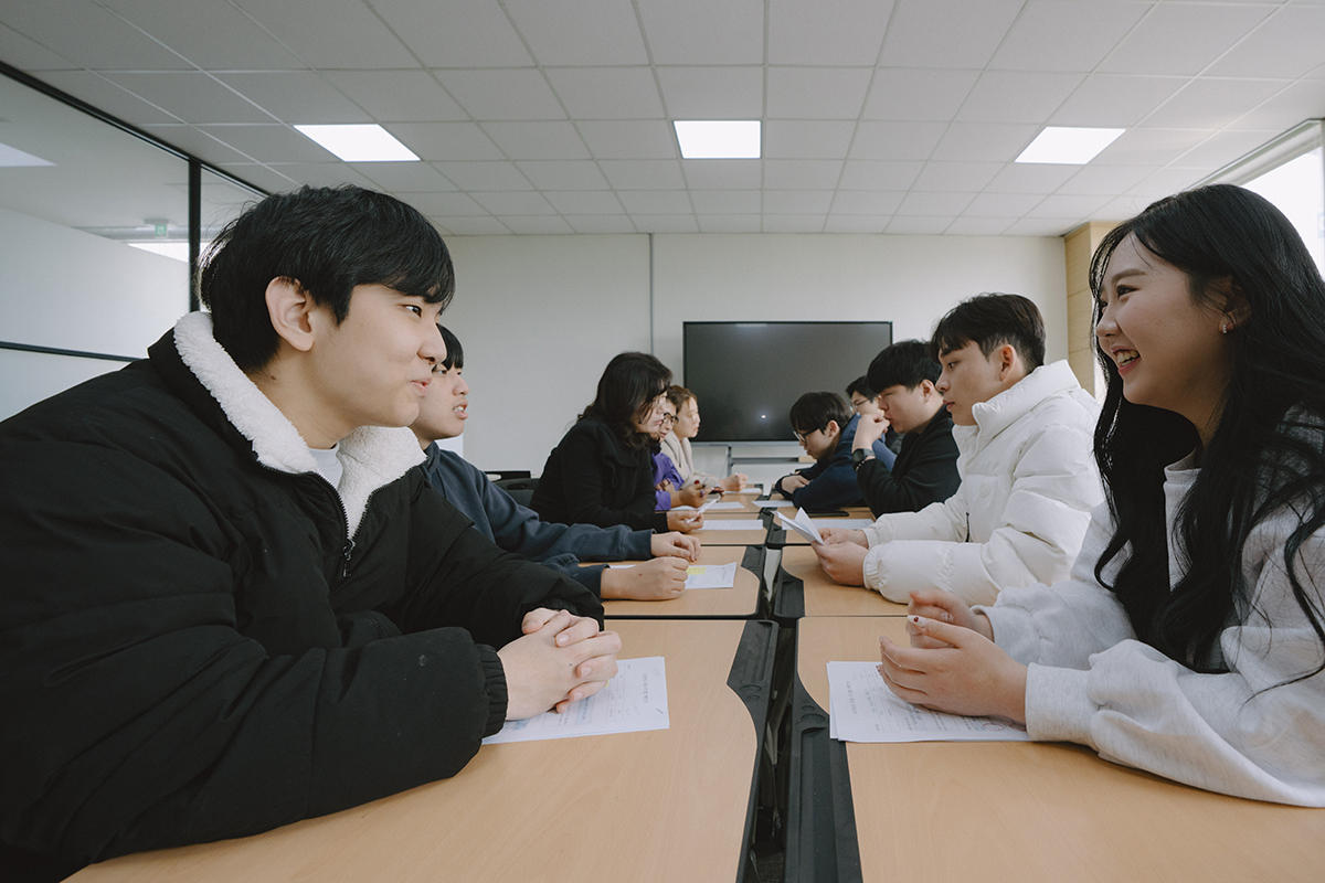 학생들이 토론을 하고 있다.